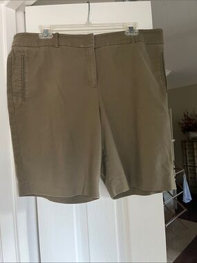 Fabulous Lafayette 148 New York Olive Green Shorts